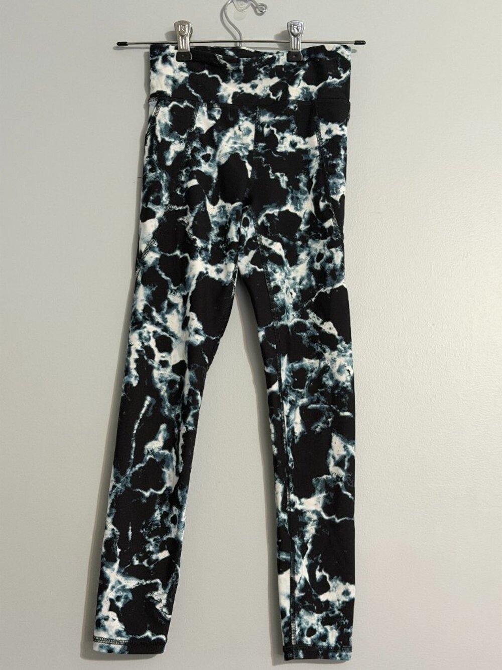 Old Navy Active Powersoft Capri Leggings | Size M/8 | Black & White